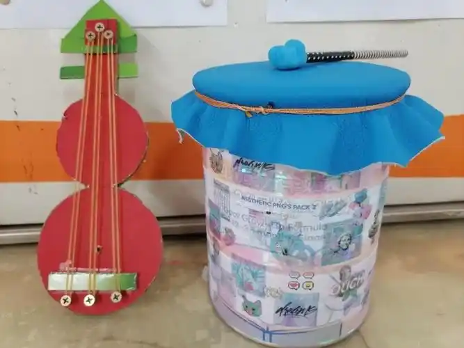 利用生活中的废旧物品,制作出了一件件栩栩如生的手工乐器作品,真是