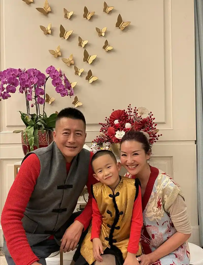 江珊前夫高曙光晒全家福!