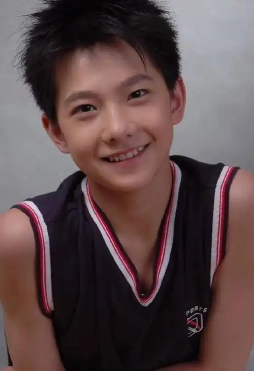 杨洋#杨洋小时候 出道前! 童年照