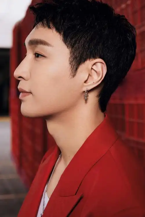 大片##张艺兴红西装大片#张艺兴最新红西服白裤造型大片短发干净利落