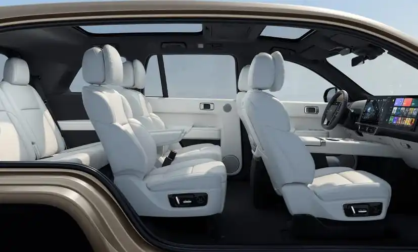 就和"l9本身是一个集合体"一样,内饰同样透露出了理想在内饰设计思路