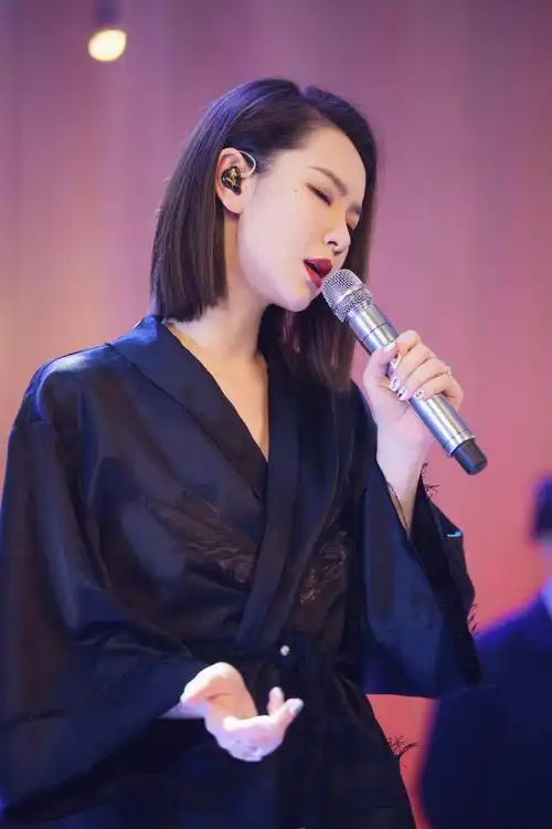 是熟悉的黑长直,干练又精致!戚薇短发yyds[抱一抱]