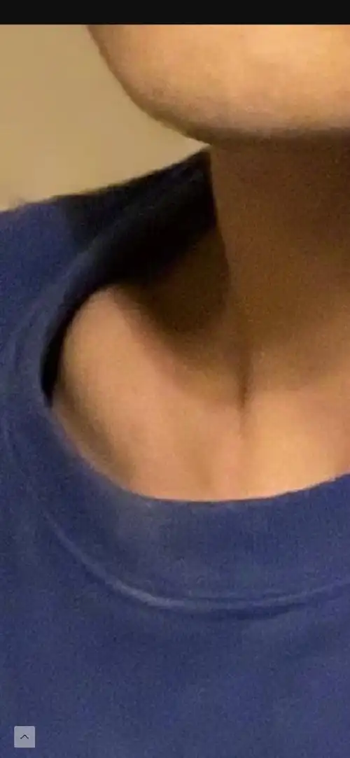 易烊千玺绝对领域之锁骨  翻相册突然看到嘿嘿嘿嘿嘿嘿@tfboys-易烊