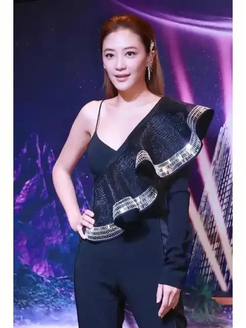 应采儿也穿着今年流行的连体衣