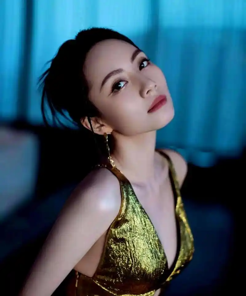 刘惜君晒出新写真,穿着鎏金深v长裙,既明艳又略带感性.