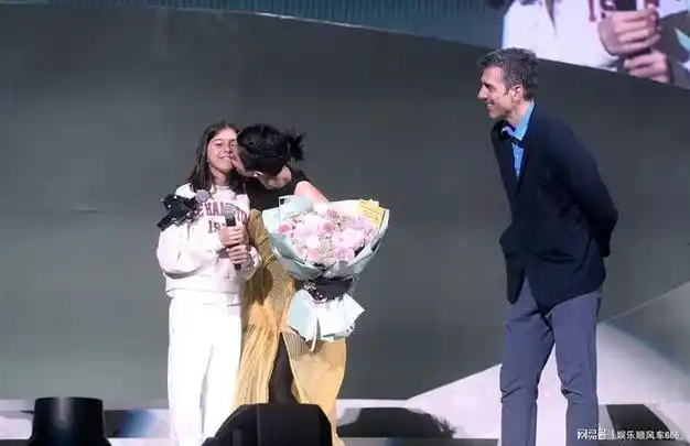 梁咏琪演唱会老公女儿惊喜现身9岁混血女儿sofia长残