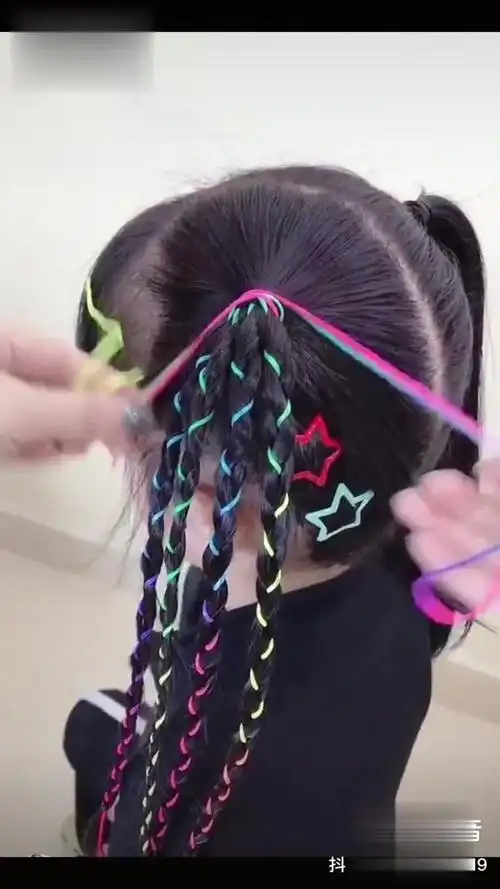 超酷的彩绳脏辫双马尾,又甜又飒,给宝贝安排上!