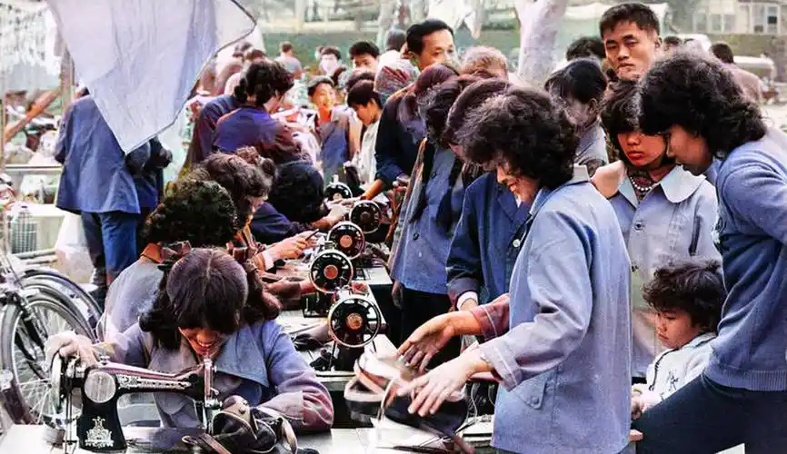 80年代的老照片后来上色了,那是一个很怀旧很简单的年代_北京_公园