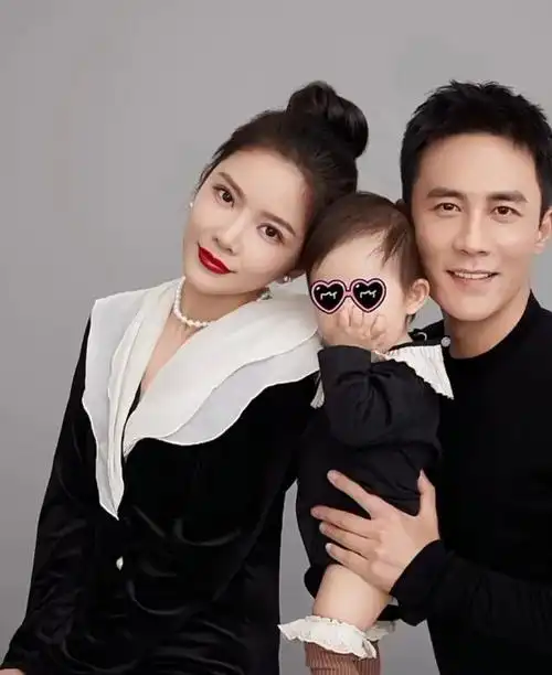 杜淳一家三口拍全家福女儿继承高颜值像童星娇妻打扮得像名媛