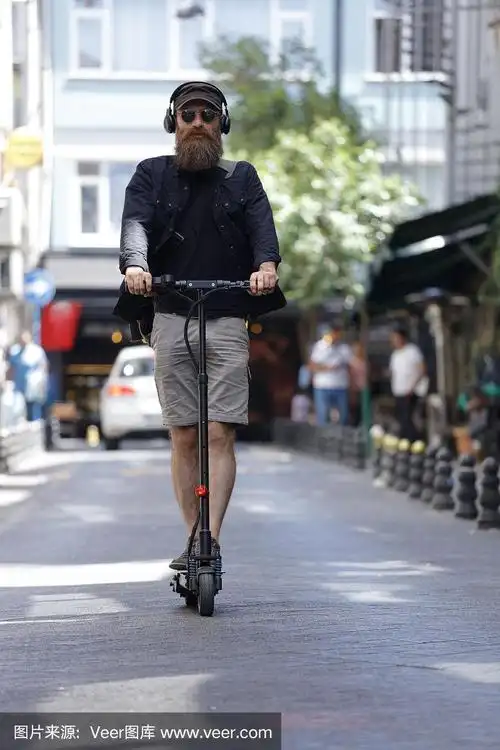 骑电动车的男人