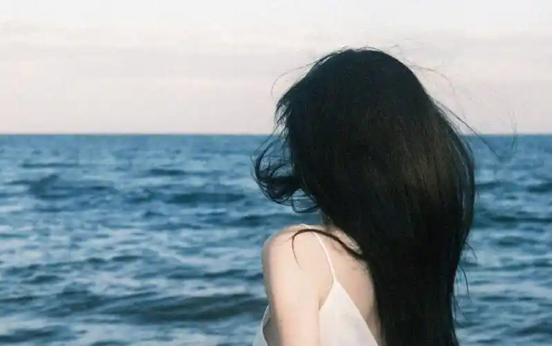 徐璐晒海边小白裙写真 晚风拂面暮色氛围感满满_大自然_宁静_仙女