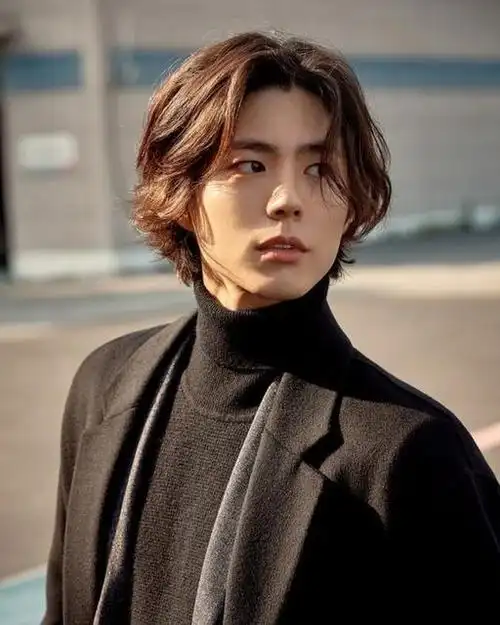 顺应自然卷的性质烫成微卷,并将浏海一分为二,打造流露艺术气息的中分