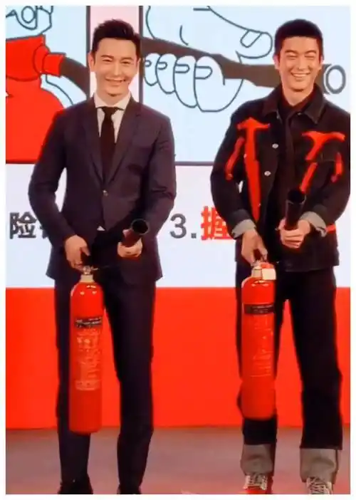 当身高179黄晓明和180杜江同框差距一目了然