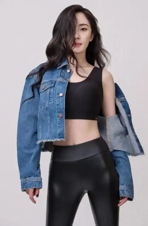 杨幂一身运动风大秀马甲线,身材火辣,这么好的身材,你喜欢吗