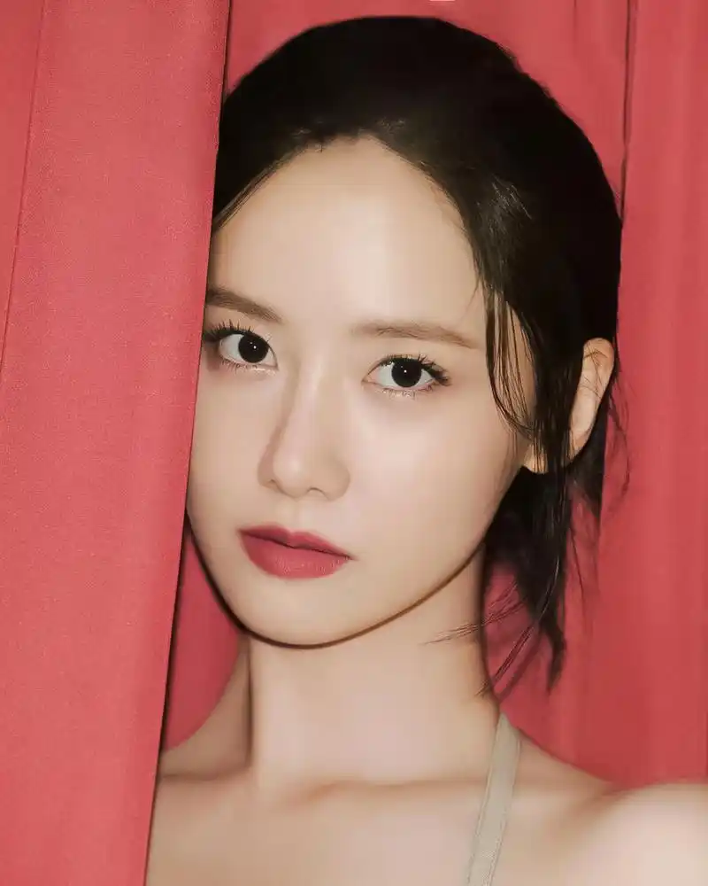 林允儿最新杂志美片[鲜花][亲吻]