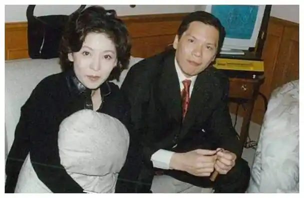 向太:从歌坛巨星到港圈大姐大,教你如何掌控大佬级男人_陈岚_向华强