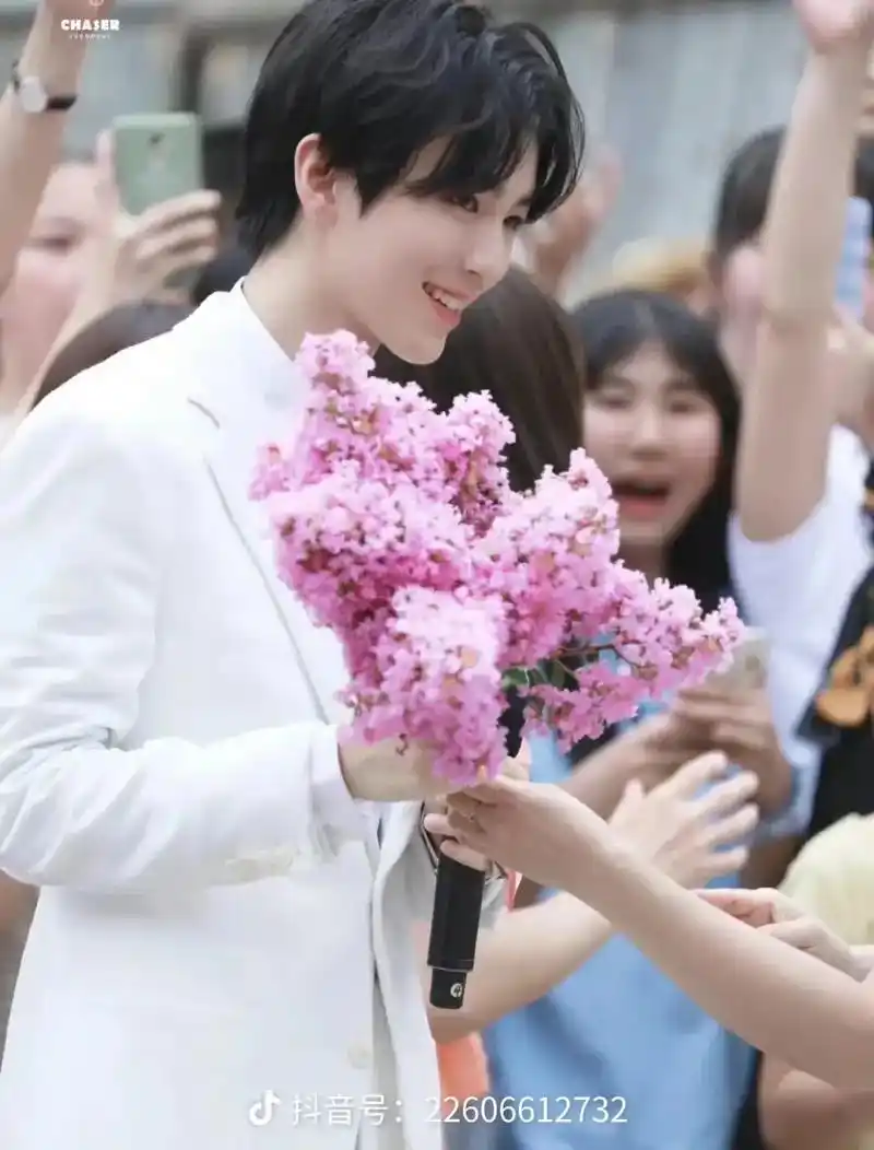 凯源玺.他们捧着花,向我们走来#tfboys#tfboys十 - 抖音