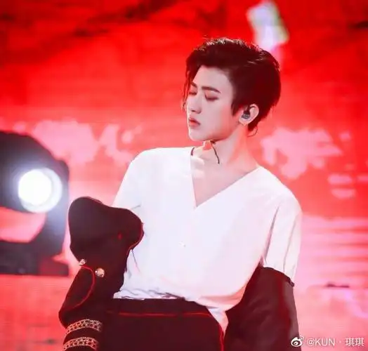 想在宝贝的锁骨里游泳@蔡徐坤