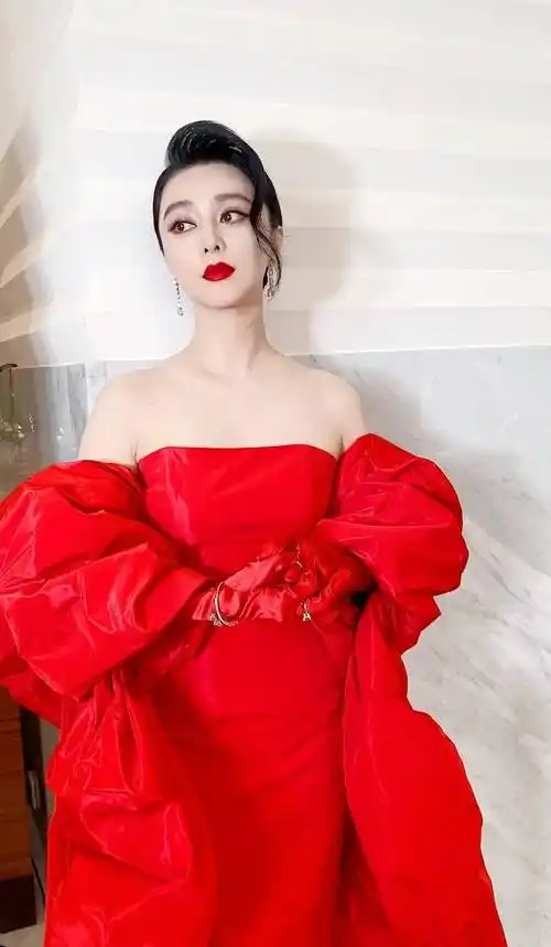 戛纳电影节:范冰冰的玫瑰裙很美,疯狂穿"中国红"_礼服_衣裙_身材
