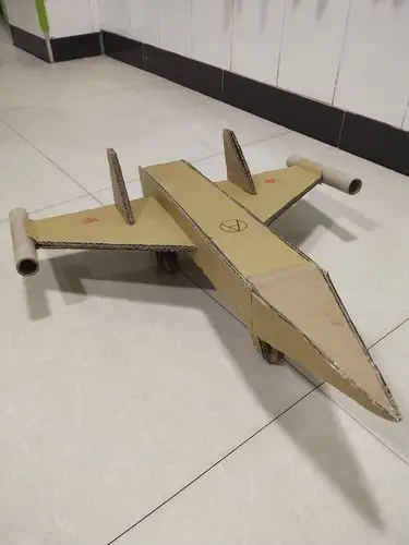 红黄蓝幼儿园"小二班"军事手工展