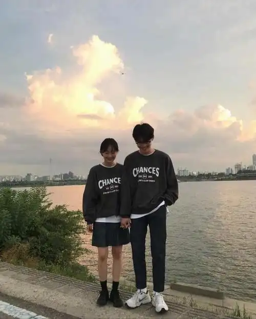 衣服也能秀恩爱,一件情侣装都能玩出花样,惹人羡慕