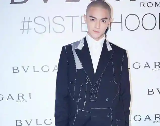 作为小鲜肉演员代表的李易峰,在拍摄《赏金猎人》的时候,因为扮相需要