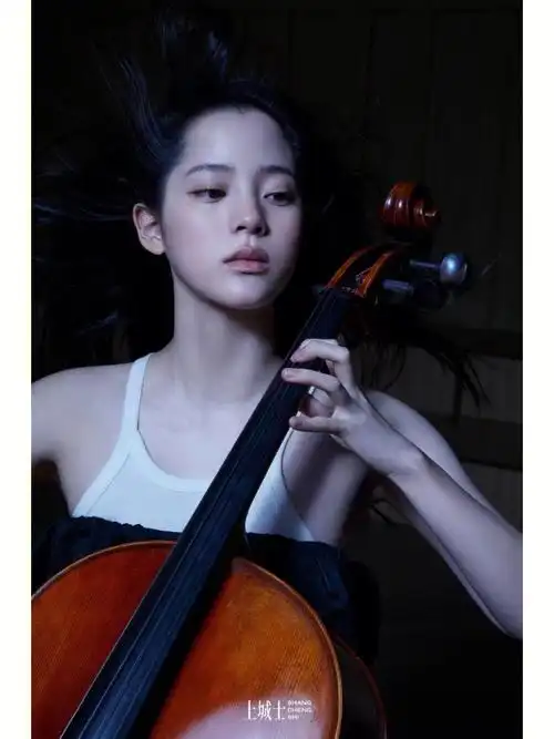 欧阳娜娜70上城士封面大片