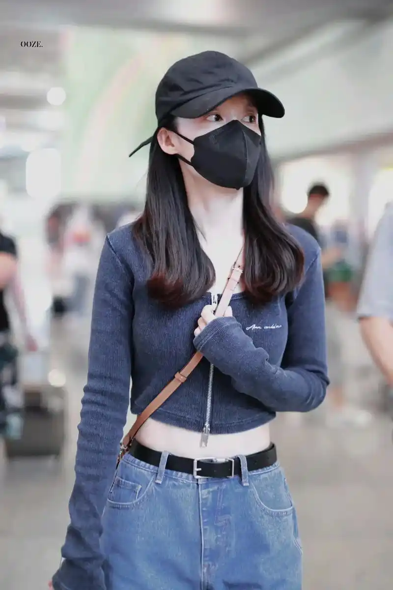 李沁 6.30香港7615北京到达#机场穿搭 #路人视角 #街 - 抖音