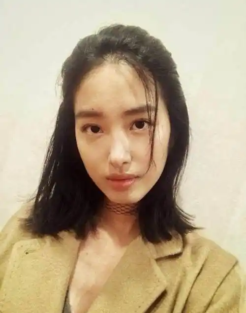 刘亦菲干爹小女友晒素颜自拍,清纯甜美气质佳_杨采钰_镜头_模样