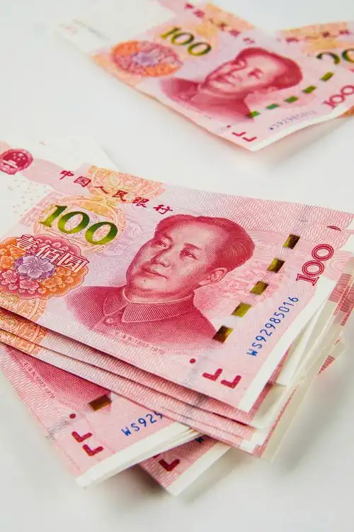 百元人民币堆放背景图片