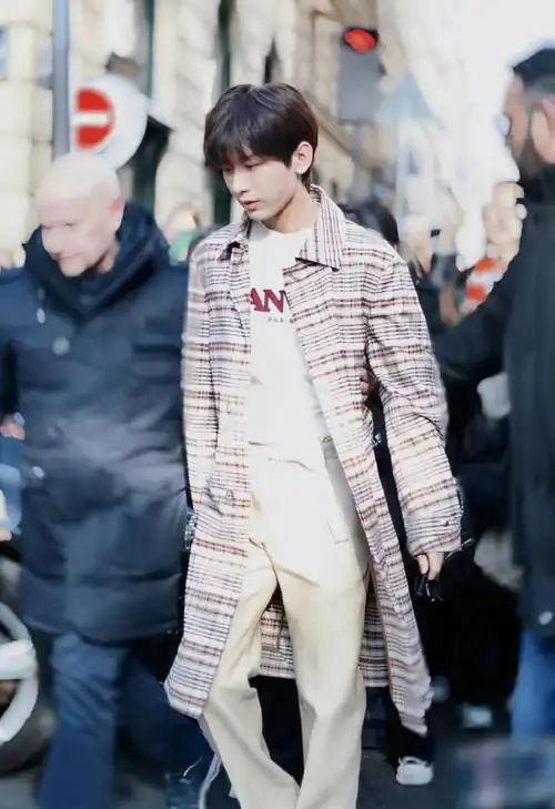 成毅巴黎时装周探店随拍,穿格纹风衣配卡其色长裤,帅气有型|内搭|身材