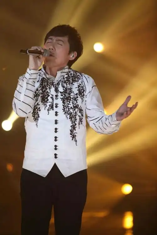 52岁张宇生日晒自拍满头白发,两个儿子高大帅气!和老婆相识40年_男人