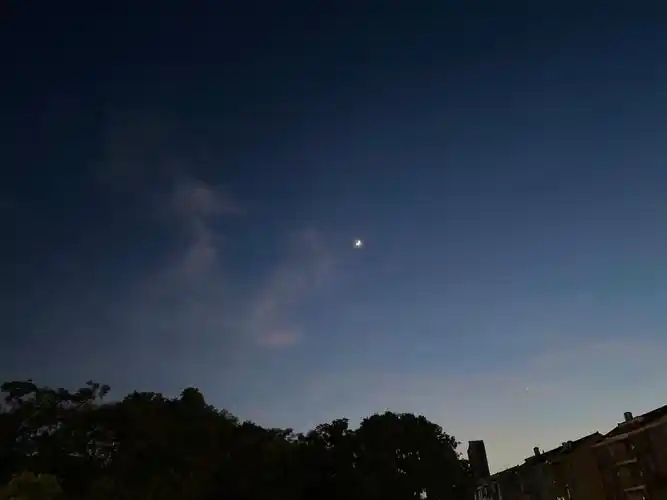 夏季晚上八点的夜空,真的很温暖