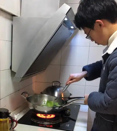 第三步:炒菜,总是觉得不停的炒才放心