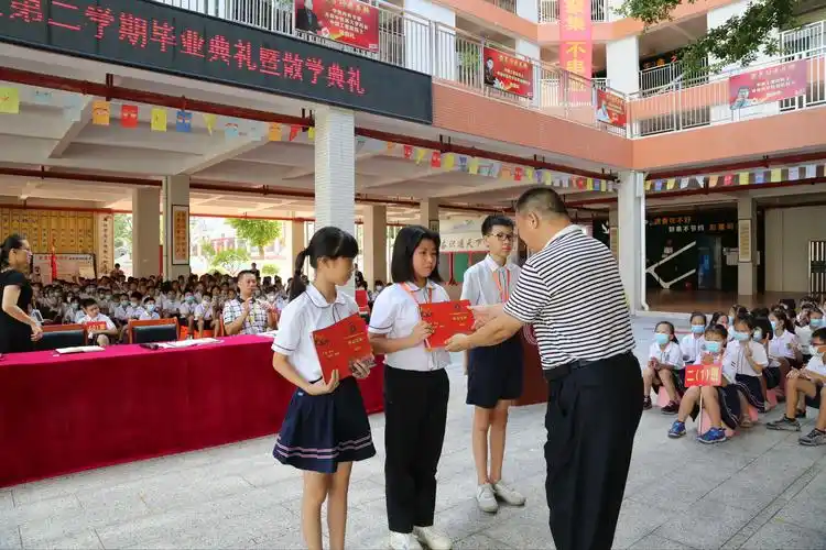 新地中心小学2019学年度第二学期六年级毕业典礼暨散学典礼