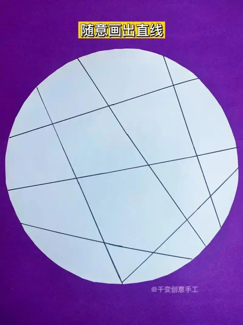 今天我们来画简单可爱的线描画格子里的表情!