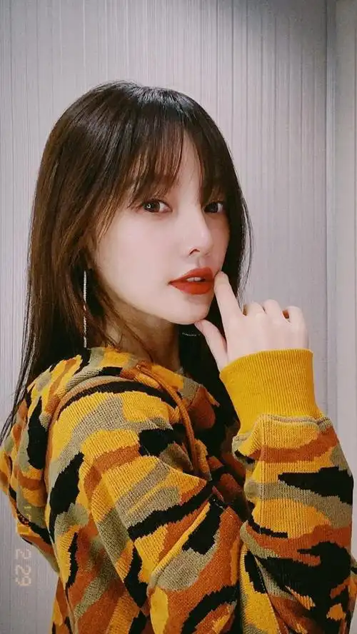 李小璐上传最新自拍照为自家服装代言嘻哈造型越来越有个性