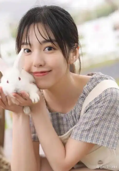 笑容,是心灵的花朵,是生活的阳光,是幸福的使者.