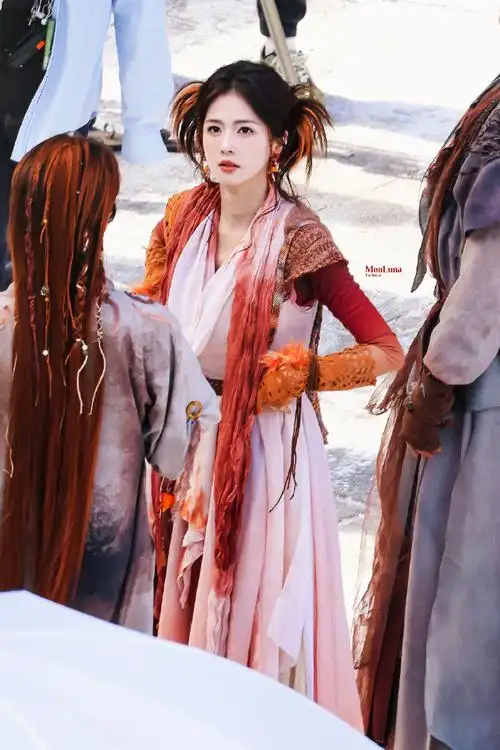 白鹿抽到了许佳琪织的围巾##白月梵星##白鹿白烁