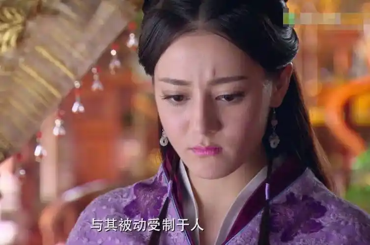 在《古剑奇谭》里,迪丽热巴饰演的是芙蕖.