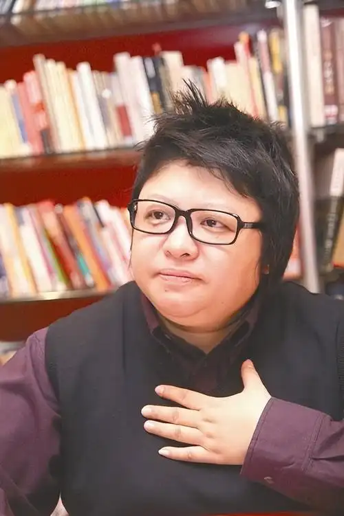 韩红个人资料介绍(歌手韩红:六岁丧父,奶奶卖冰棍养大,做慈善20年,年