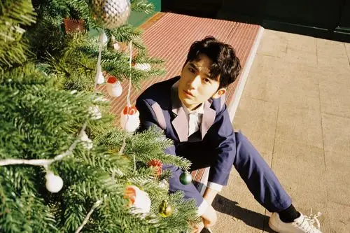 郝富申沐浴阳光变"闪光少年"学院风穿搭洋溢青春气息_凤凰网娱乐_凤凰