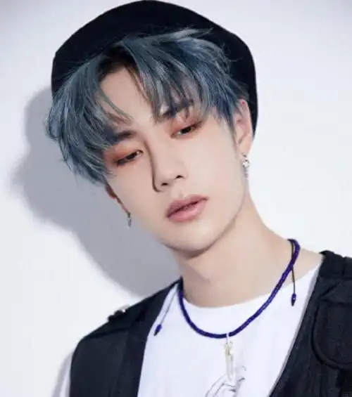 王一博惊艳登场!巴黎见证他新发色的魅力!