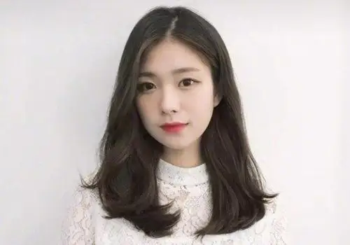 女生偏分内扣纹理烫发型