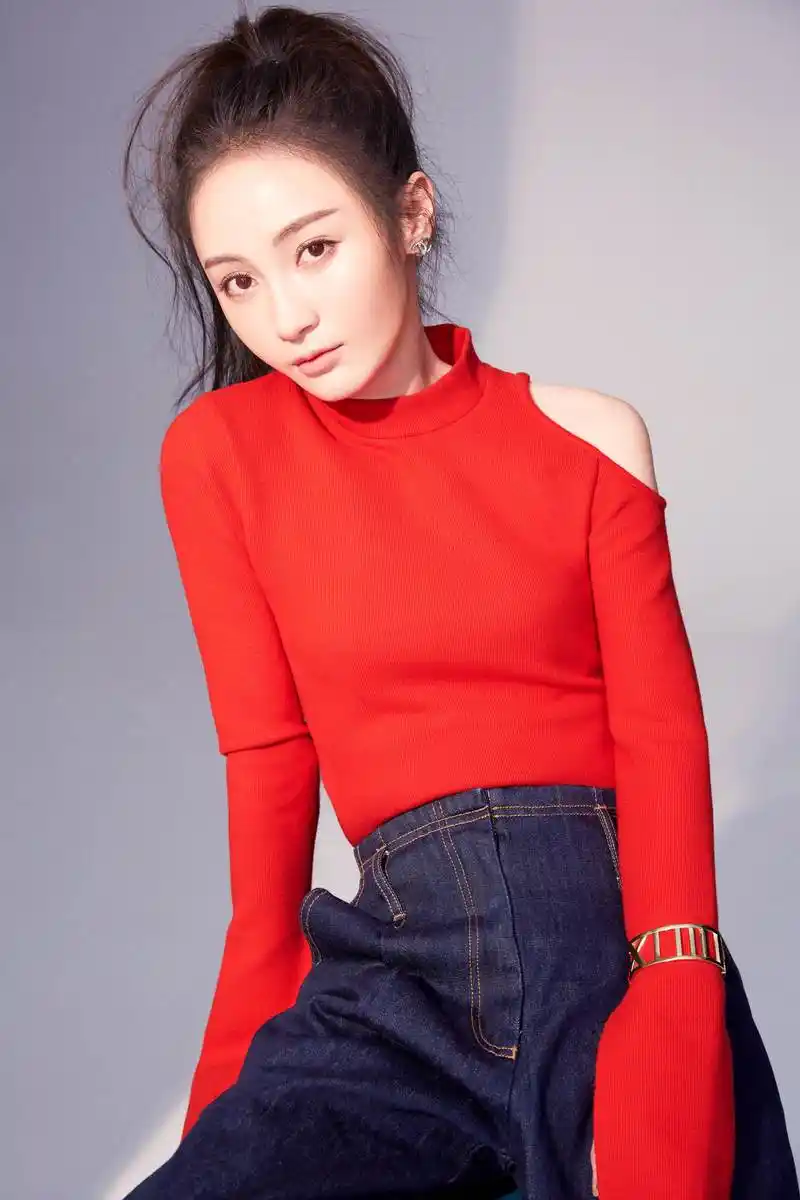 高清组图:姚笛掀起刘海 凸显时尚小心机