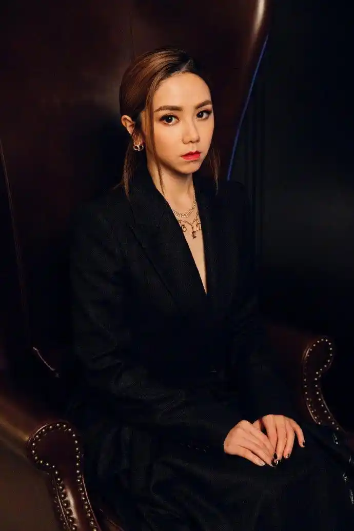 邓紫棋穿深v礼服亮相舞台造型又飒又美气场全开