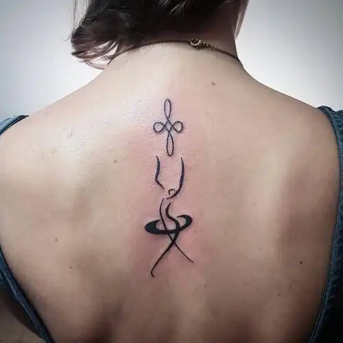 谢先生后背简单线条纹身图案