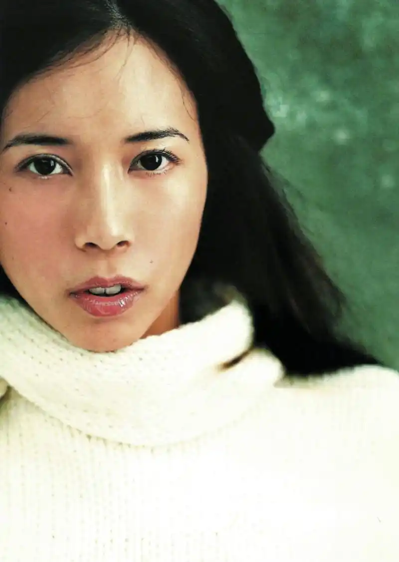 莫文蔚20年前旧照曝光 纯白毛衣配黑长直造型清纯温柔