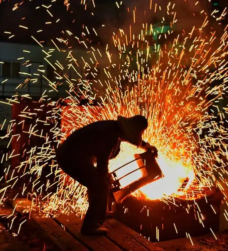 禁止个人用途                          炼钢工人给炼钢炉里加料