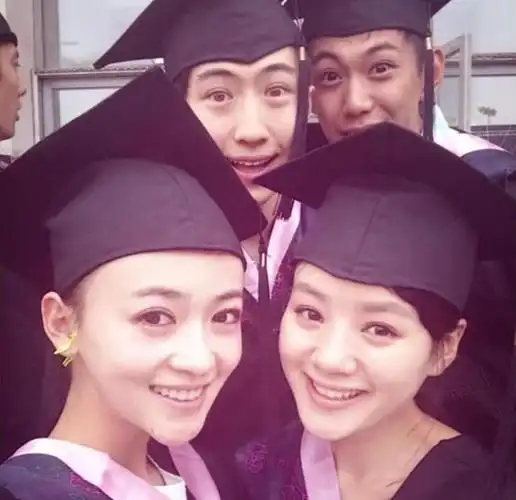 她收拾东西,与李纯,刘芮麟,张云龙,赖艺等人成了同班同学